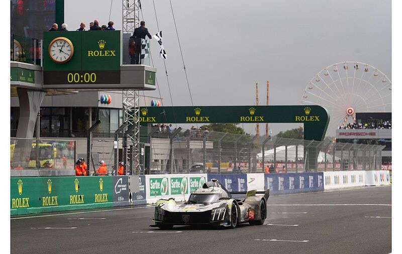 24 Stunden von Le Mans: Beide PEUGEOT 9X8 2024 Hypercars erreichen das Ziel des bedeutendsten Langstreckenrennens der Welt